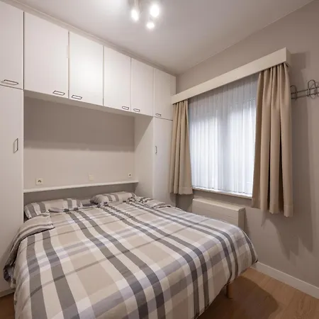 Sunny Ground Floor In Heist Apartment *
